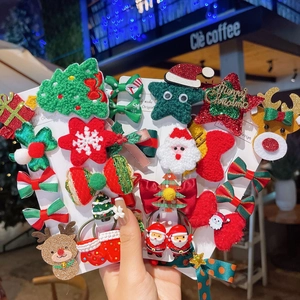 Gedetailleerde opname van een kerst haaraccessoires set met Kerstman en rendier ontwerpen