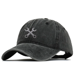 Détail du coton délavé vintage et de la broderie de clé croisée sur la casquette de baseball