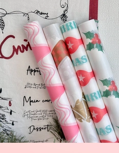 Gros plan de papier de soie de Noël translucide aux motifs festifs de carreaux et baies