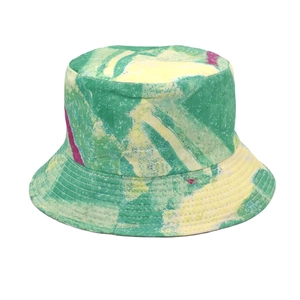 Detailopname van kleurrijke tie-dye patronen op een omkeerbare katoenen vissershoed