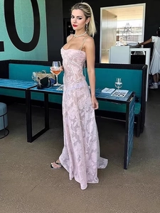 Robe de soirée élégante en dentelle rose clair avec broderies et fines bretelles