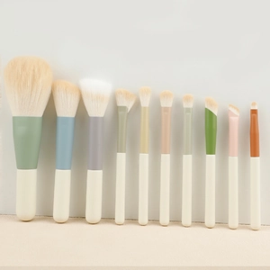 Detail eines 10-teiligen Make-up-Pinselsets mit Makronengriffen und weichen Synthetikborsten