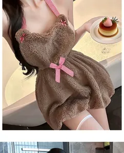 Détail de lingerie mignonne style ours en peluche marron avec bretelles à carreaux