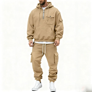 Conjunto deportivo de hombre en color caqui con sudadera con capucha y pantalón