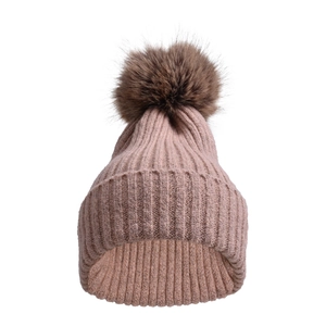 Dettaglio del berretto in maglia a coste con un grande pompon in ecopelliccia rosa antico