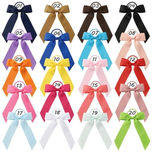 Détail de vingt nœuds en ruban gros-grain colorés avec de longs pans pour accessoires