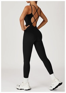 Détail d'un body de yoga noir avec dos croisé pour le fitness et l'entraînement sportif
