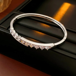 Vue détaillée d'un bracelet en argent avec dix zircons cubiques sur un fond en cuir noir