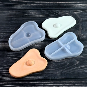 Detail van de siliconen mallen en afgewerkte trays op een donkere houten achterkant