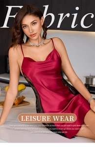 Détail d'une chemise de nuit en satin rouge avec dentelle noire et finition soyeuse