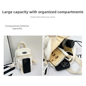 Dettaglio dello zaino bianco in nylon con etichetta fashion e capacità interna della borsa