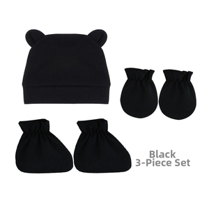 Détail de l'ensemble 3 pièces noir pour nouveau-né avec bonnet à oreilles d'ours et moufles