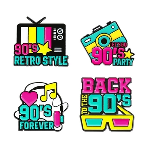Lot de pins émaillés style rétro années 90 avec motifs de téléviseur et caméra