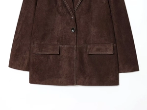 Nahaufnahme des dunkelbraunen Wildleder-Blazers mit Kontrastnähten und Taschendetails