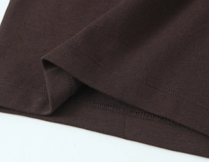 Vue macro de l'ourlet à double aiguille sur le t-shirt à manches longues tricoté marron