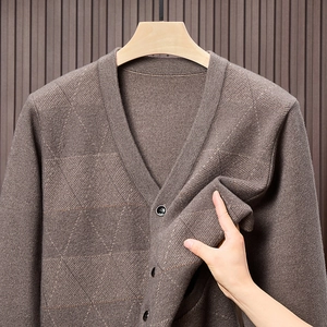 Detailansicht der dunkelbraunen Herren-Strickjacke mit V-Ausschnitt und Rautenmuster