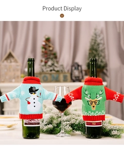 Details von weihnachtlichen Weinflaschenhüllen mit gestrickten Schneemann- und Rentier-Motiven