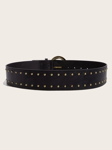 Détail d'une ceinture punk en cuir noir avec doubles rangées de clous dorés et boucle rétro