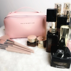 Trousse de maquillage rose en similicuir avec poignée et ensemble de pinceaux assortis