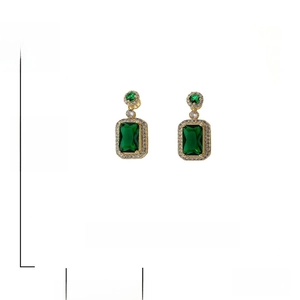 Détails des boucles d'oreilles en cristal vert taille émeraude avec dimensions et argent 925