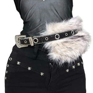 Ceinture en cuir avec pompon en fausse fourrure et strass avec œillets métalliques