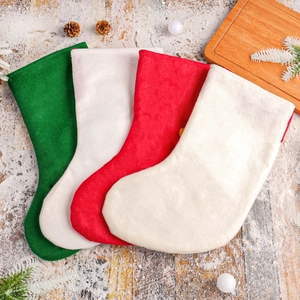 Set di graziose calze di Natale per gatti e cani su sfondo in legno decorato