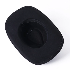 Vue détaillée de l'intérieur du chapeau de cowboy noir montrant l'étiquette en coton