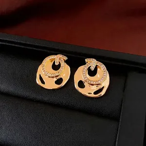 18k vergoldete, unregelmäßige gehämmerte Ohrstecker mit funkelnden Zirkonia-Akzenten