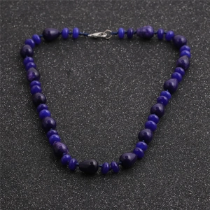 Vue détaillée du collier en œil de tigre bleu avec perles en forme d'abaque et d'œuf