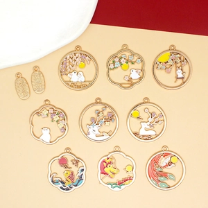 Collection de 11 breloques chinoises en émail doré avec motifs de lapin et de carpe koï