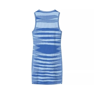 Vue détaillée du dos d'une robe en maille bleue sans manches avec motifs ondulés