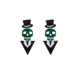 Detailansicht der glitzernden grünen Totenkopf-Ohrringe mit Hut und Anzug-Design
