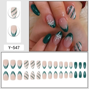 Faux ongles amande vert foncé de Noël avec flocons blancs et paillettes style French