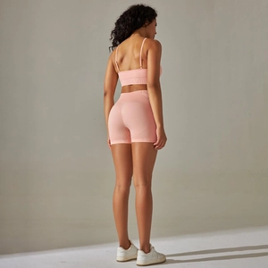 Details zum nahtlosen rosa Yoga-Set mit Sport-BH und Shorts mit Push-up-Effekt am Gesäß