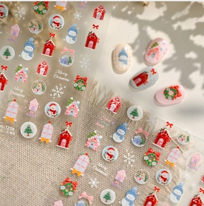 Détail de stickers à ongles de Noël avec bonhommes de neige sur fond en lin texturé