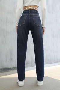Vista posteriore di jeans skinny a vita alta blu scuro con un taglio a gamba dritta
