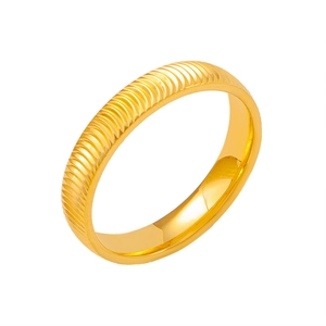 Eleganter Ring aus goldfarbenem Titanstahl mit funkelndem Wellenmuster für Damen