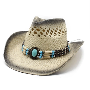 Strohhut im Cowboy-Stil mit Ethno-Türkisperlen und abgenutzter Krempe für den Sommer