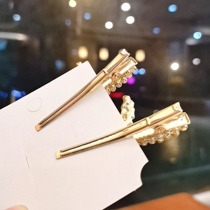 Goldene strukturierte Entenschnabel-Haarspangen im Set mit elegantem Metalldesign