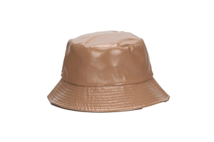 Détail d'un chapeau bob en cuir PU marron caramel avec finition brillante et bord surpiqué