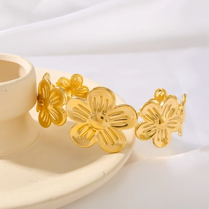 Bracciale rigido aperto in acciaio inossidabile placcato oro 18k con motivi floreali