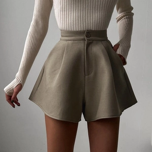 Détail d'un short taille haute vert olive avec bouton unique et coupe en ligne A élégante