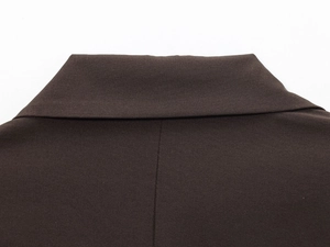 Gros plan sur la couture du col et le tissu tissé de cet ensemble blazer marron