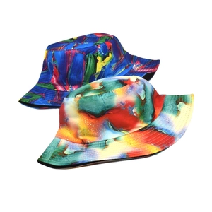 Bob réversible avec imprimé peinture à l'huile abstraite et motifs tie-dye colorés