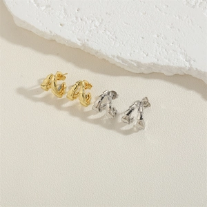 Orecchini a C placcati oro 14K con trama a bambù in finiture oro e argento