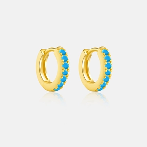 Dettaglio di orecchini a cerchio in argento 925 dorato con pietre di zircone blu