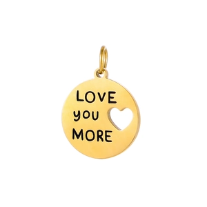 Dettaglio di un ciondolo dorato con incisione LOVE you MORE e ritaglio a cuore