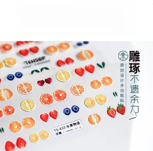 Détail macro de stickers ongles 5D fruits avec textures en relief cerise et fraise