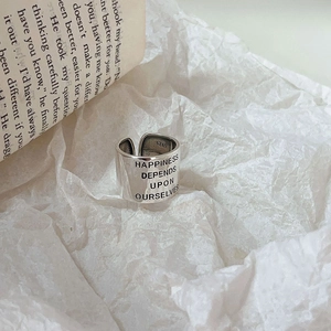 Bague large ouverte en argent sterling 925 vintage avec citation gravée sur papier blanc