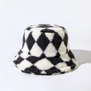 Dettaglio del tessuto in lana d'agnello con motivo a rombi bianco e nero sul cappello bucket